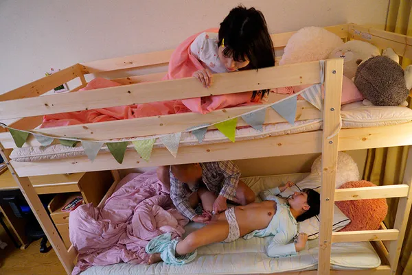 phim sex bác sĩ lấy tinh trùng ông chú đồi bại đến nhà chơi nữa đêm mò vào phòng 2 cô cháu gái